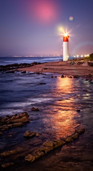 Photographie d'un phare éclairé